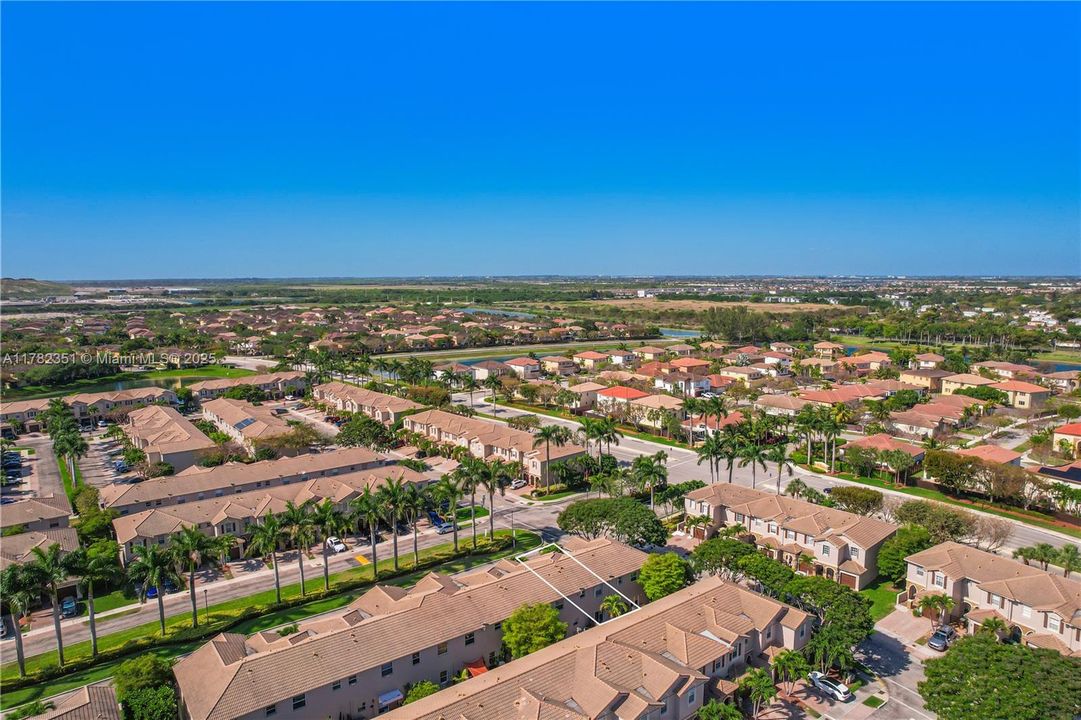 Недавно продано: $425,000 (2 спален, 2 ванн, 1282 Квадратных фут)