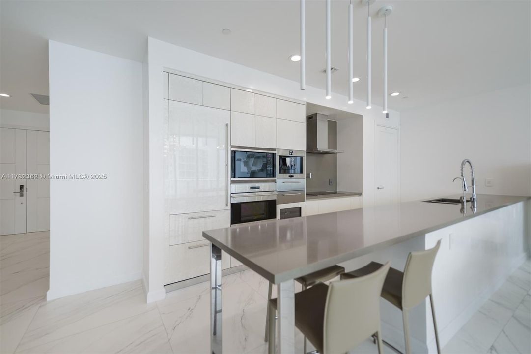 На продажу: $2,950,000 (2 спален, 3 ванн, 2070 Квадратных фут)