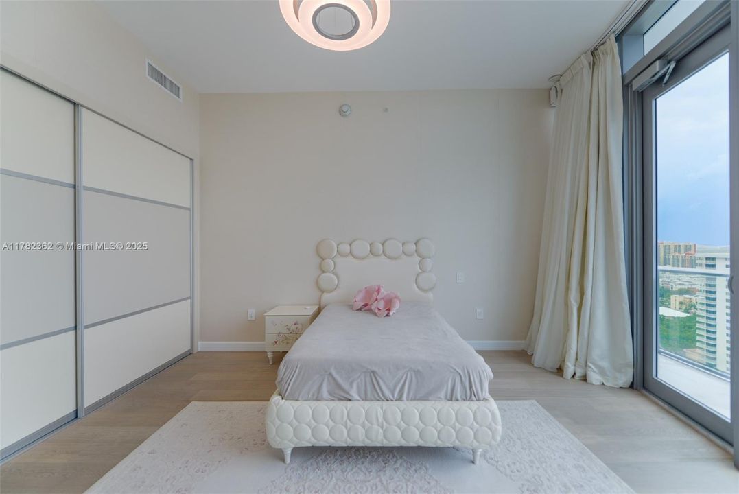 На продажу: $2,950,000 (2 спален, 3 ванн, 2070 Квадратных фут)