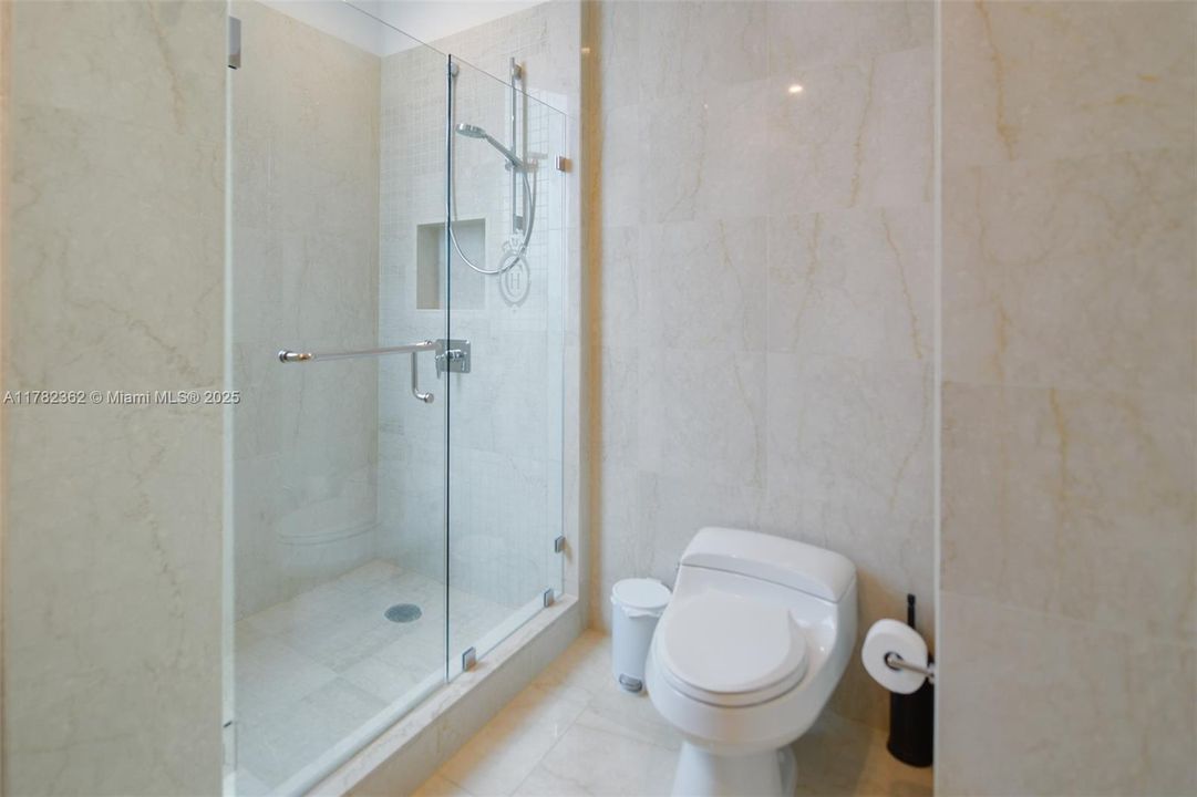 На продажу: $2,950,000 (2 спален, 3 ванн, 2070 Квадратных фут)