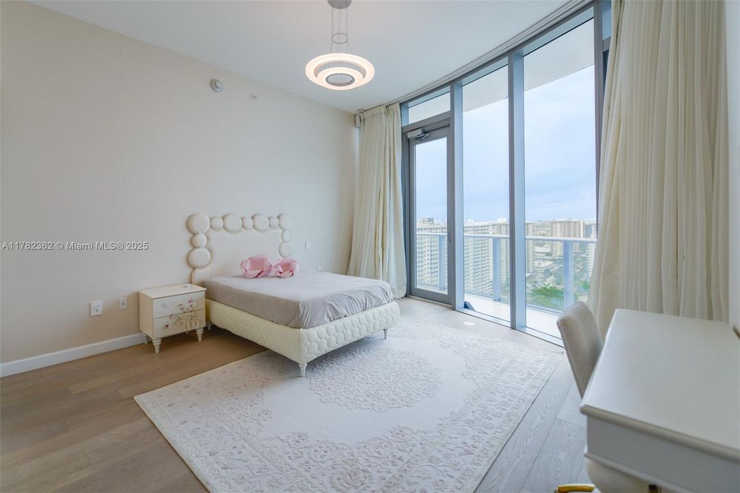 На продажу: $2,950,000 (2 спален, 3 ванн, 2070 Квадратных фут)