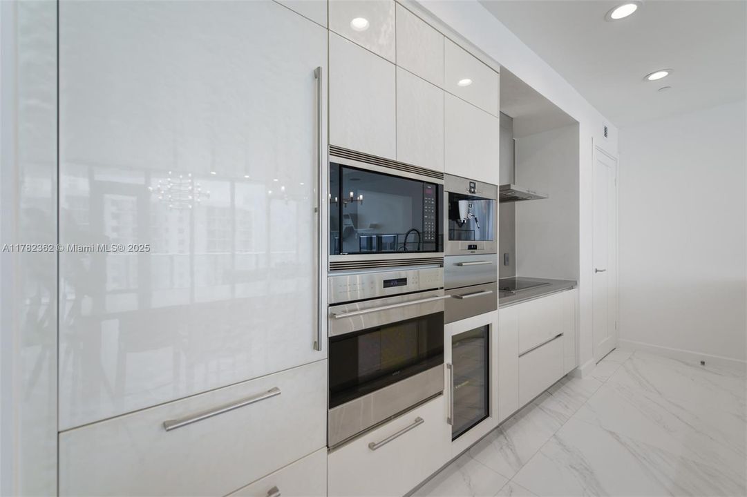 На продажу: $2,950,000 (2 спален, 3 ванн, 2070 Квадратных фут)