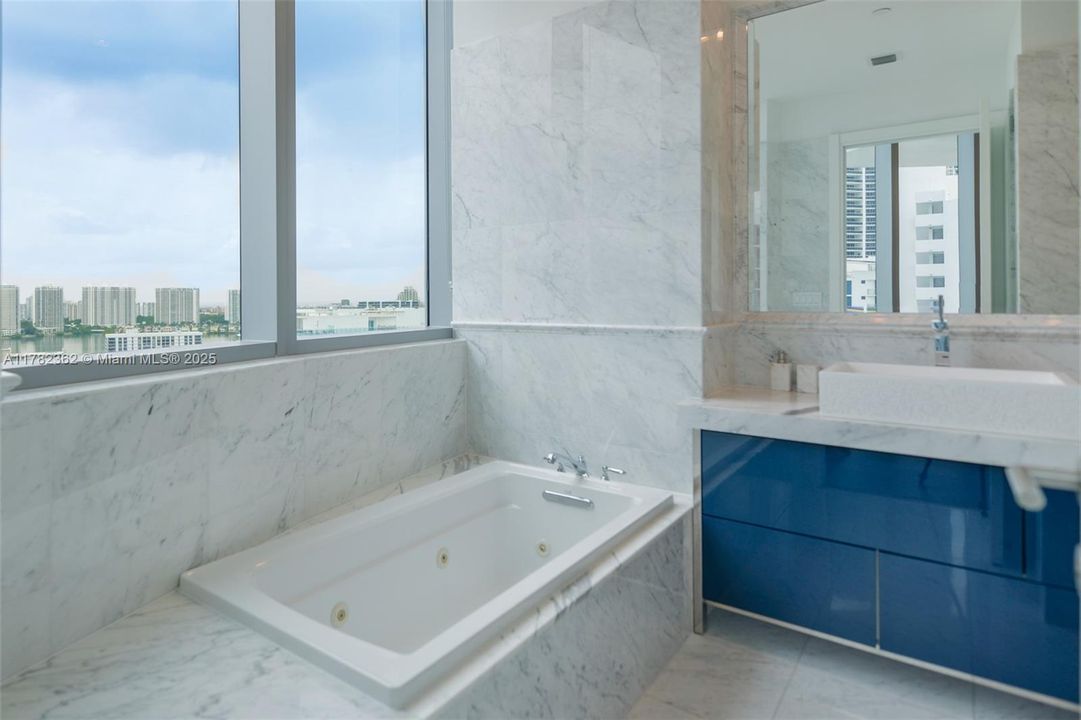 На продажу: $2,950,000 (2 спален, 3 ванн, 2070 Квадратных фут)