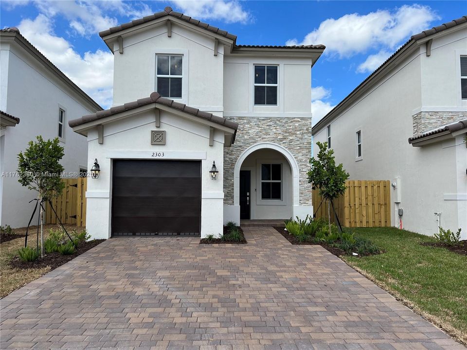 最近租的: $3,800 (4 贝兹, 2 浴室, 1983 平方英尺)