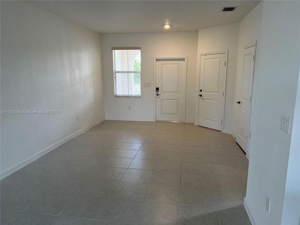 最近租的: $3,800 (4 贝兹, 2 浴室, 1983 平方英尺)