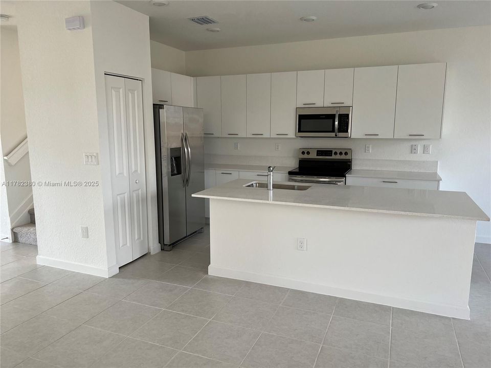 最近租的: $3,800 (4 贝兹, 2 浴室, 1983 平方英尺)