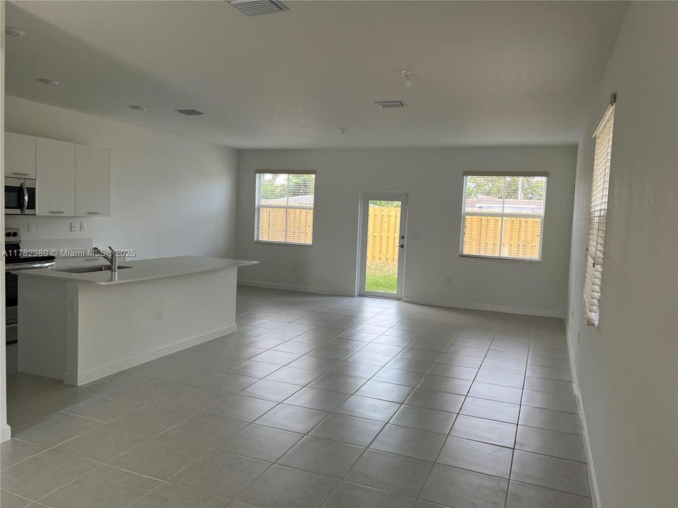 最近租的: $3,800 (4 贝兹, 2 浴室, 1983 平方英尺)