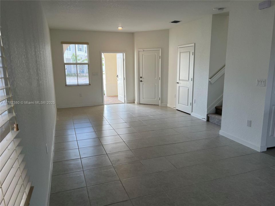 最近租的: $3,800 (4 贝兹, 2 浴室, 1983 平方英尺)