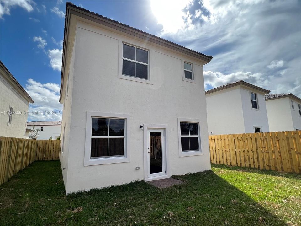 最近租的: $3,800 (4 贝兹, 2 浴室, 1983 平方英尺)