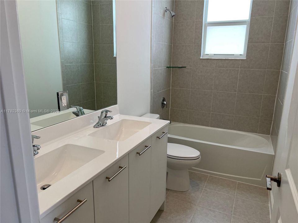 最近租的: $3,800 (4 贝兹, 2 浴室, 1983 平方英尺)