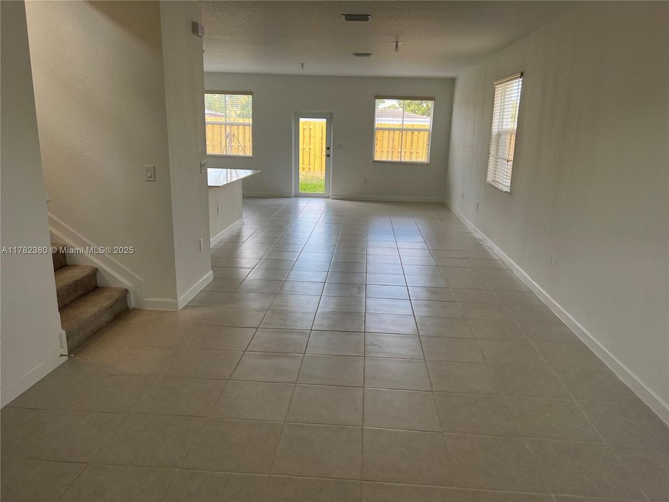 最近租的: $3,800 (4 贝兹, 2 浴室, 1983 平方英尺)