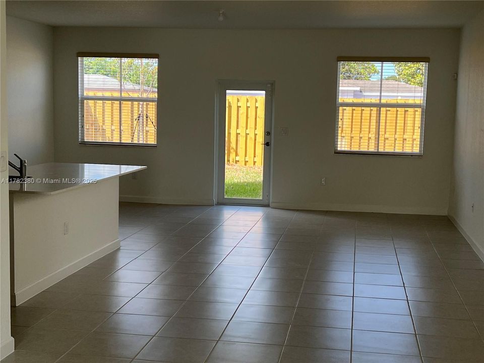 最近租的: $3,800 (4 贝兹, 2 浴室, 1983 平方英尺)