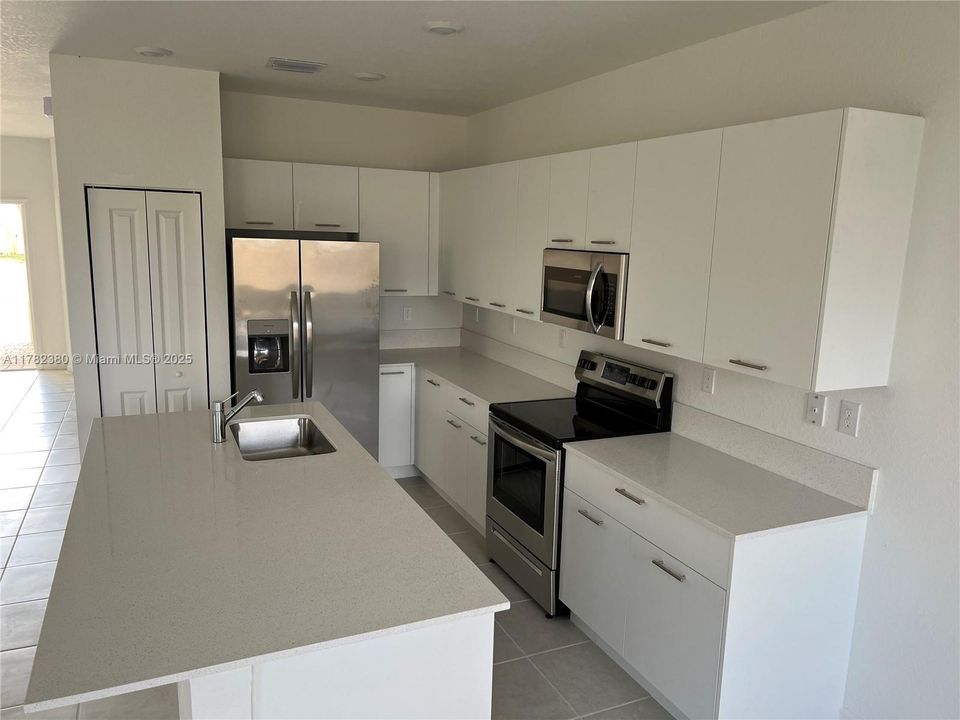 最近租的: $3,800 (4 贝兹, 2 浴室, 1983 平方英尺)