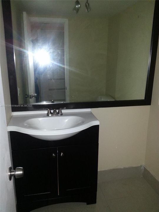 待售: $181,400 (1 贝兹, 1 浴室, 873 平方英尺)