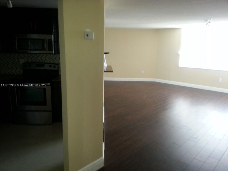 待售: $181,400 (1 贝兹, 1 浴室, 873 平方英尺)