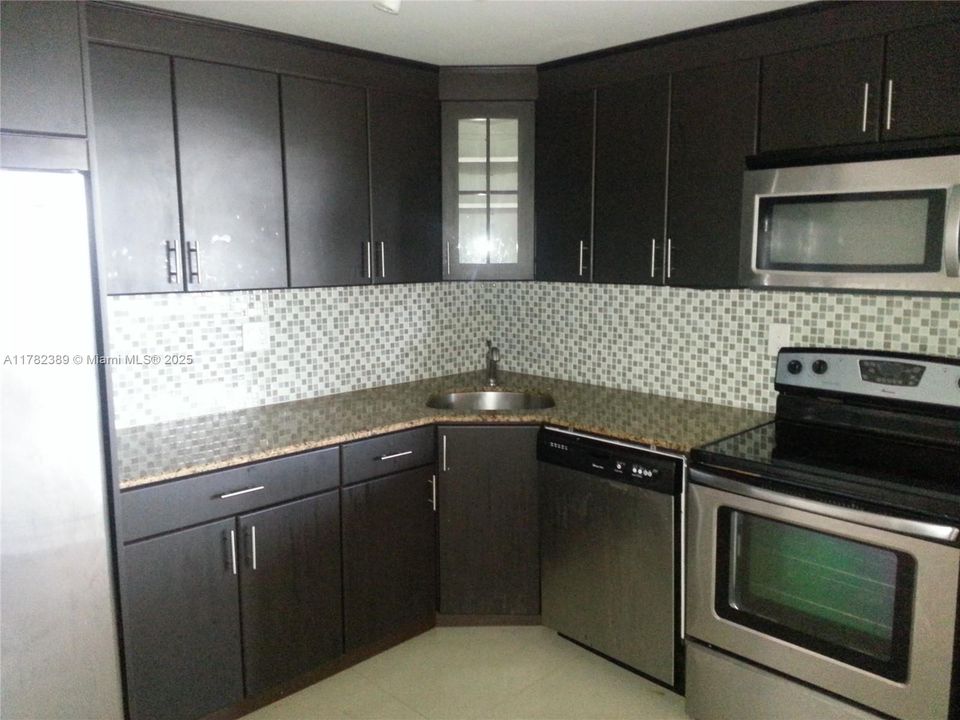 待售: $181,400 (1 贝兹, 1 浴室, 873 平方英尺)