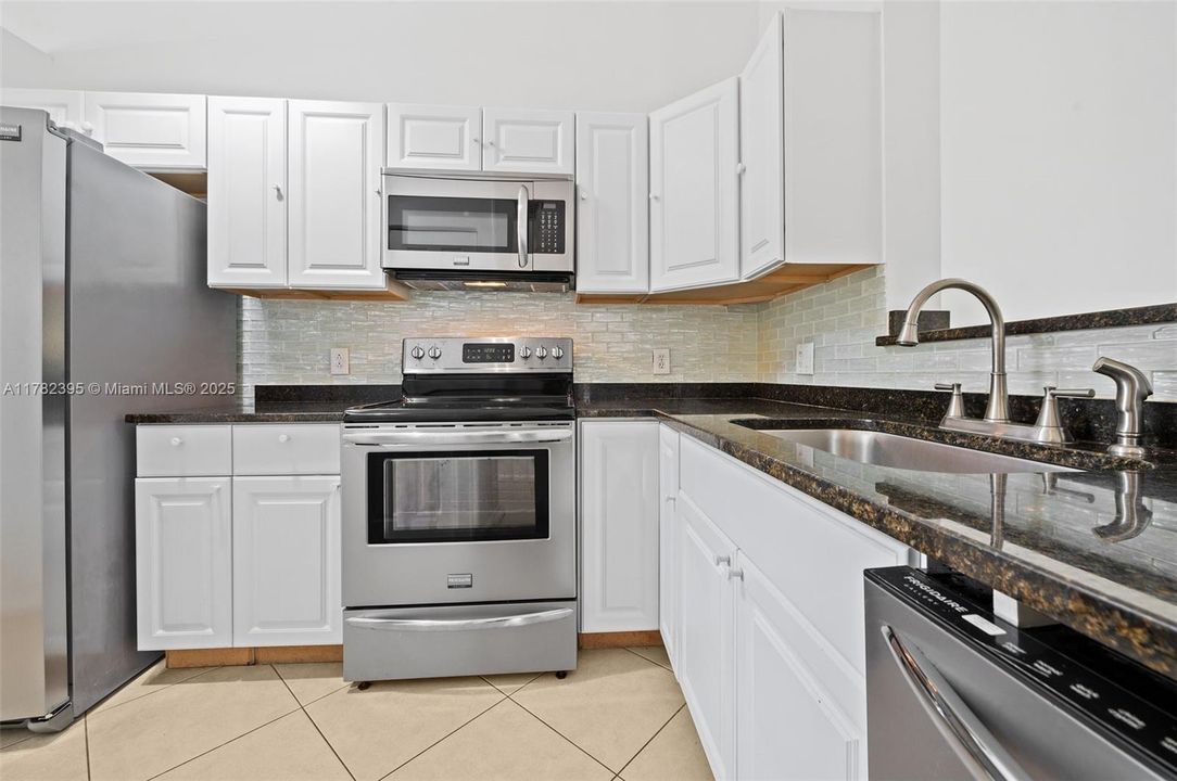 Vendido Recientemente: $199,000 (2 camas, 2 baños, 1075 Pies cuadrados)