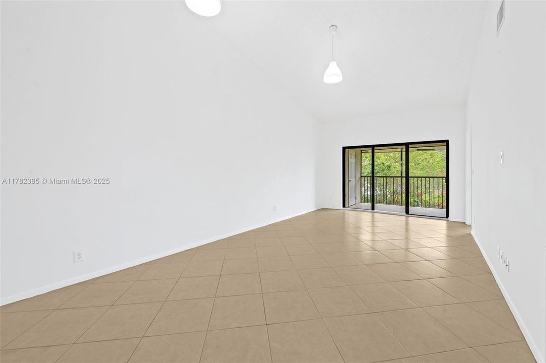 Vendido Recientemente: $199,000 (2 camas, 2 baños, 1075 Pies cuadrados)