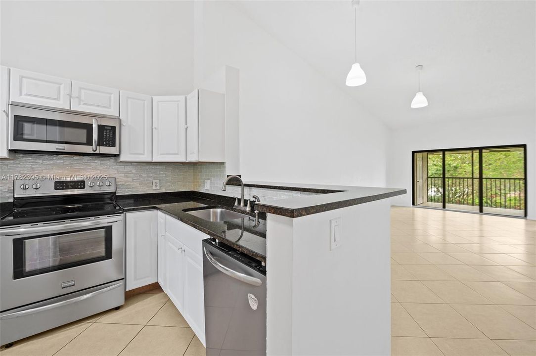 Vendido Recientemente: $199,000 (2 camas, 2 baños, 1075 Pies cuadrados)