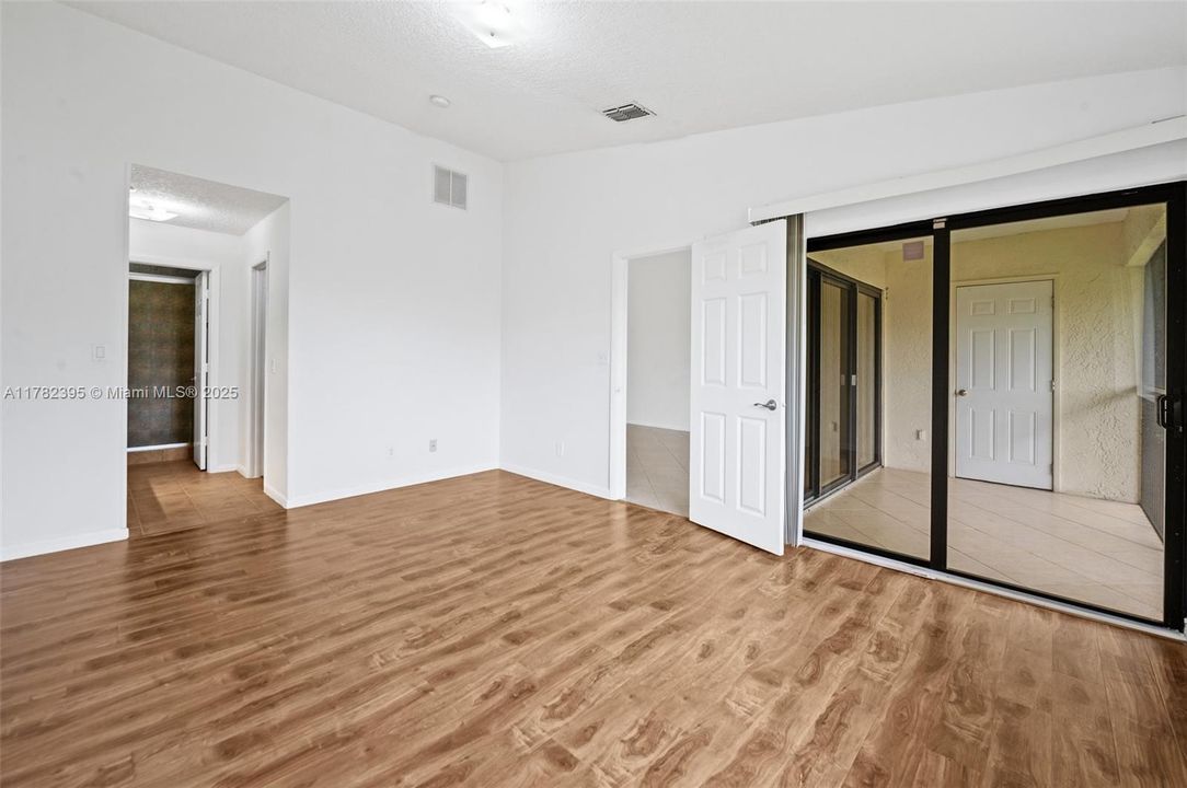 Vendido Recientemente: $199,000 (2 camas, 2 baños, 1075 Pies cuadrados)