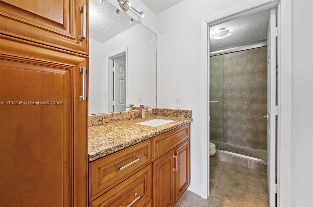 Vendido Recientemente: $199,000 (2 camas, 2 baños, 1075 Pies cuadrados)