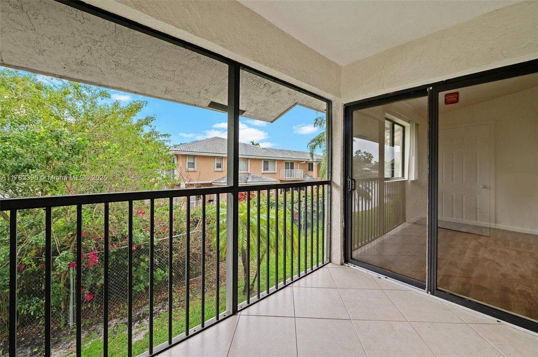 Vendido Recientemente: $199,000 (2 camas, 2 baños, 1075 Pies cuadrados)