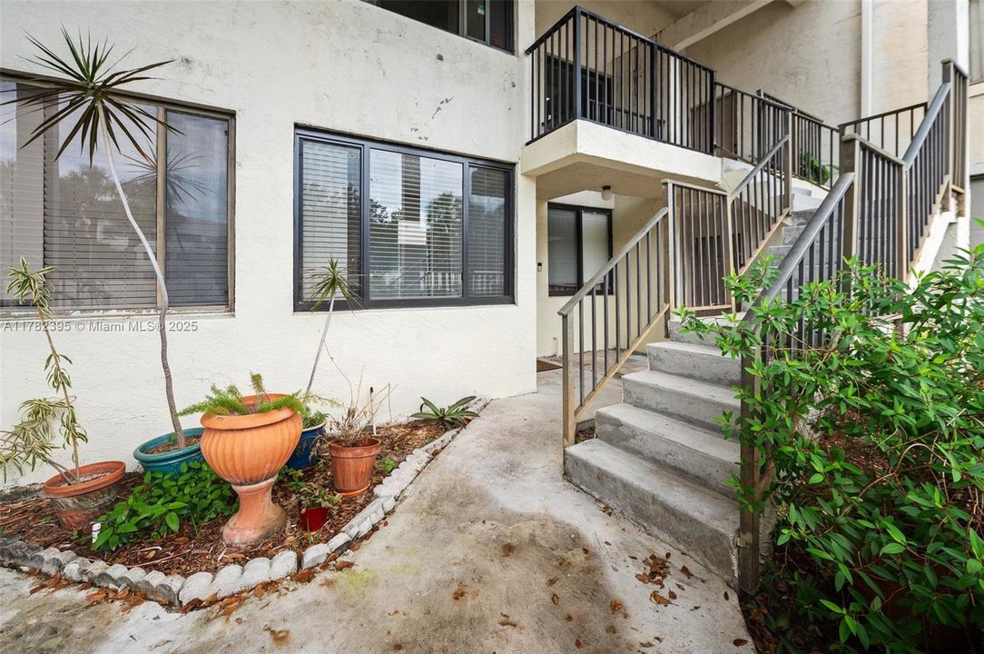 Vendido Recientemente: $199,000 (2 camas, 2 baños, 1075 Pies cuadrados)