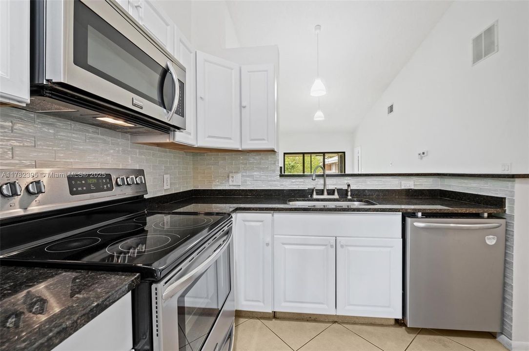 Vendido Recientemente: $199,000 (2 camas, 2 baños, 1075 Pies cuadrados)