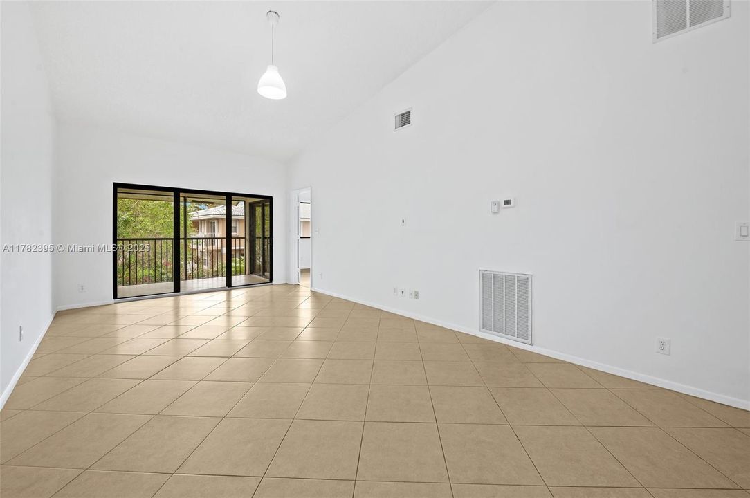 Vendido Recientemente: $199,000 (2 camas, 2 baños, 1075 Pies cuadrados)