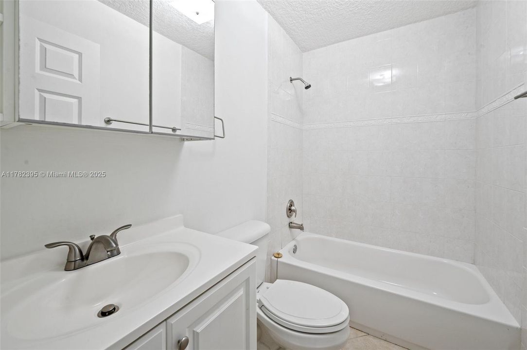 Vendido Recientemente: $199,000 (2 camas, 2 baños, 1075 Pies cuadrados)