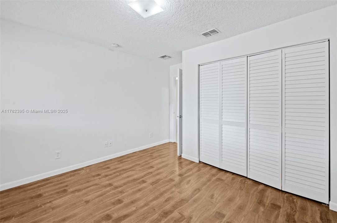 Vendido Recientemente: $199,000 (2 camas, 2 baños, 1075 Pies cuadrados)