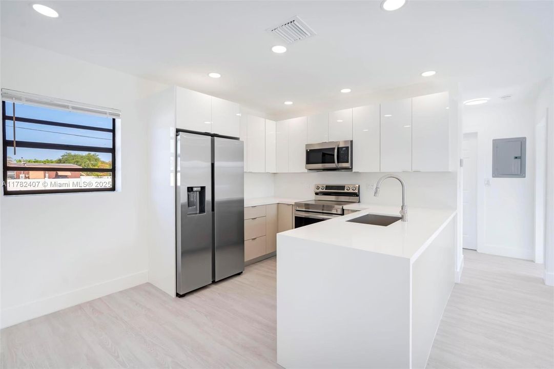 Недавно продано: $369,900 (2 спален, 1 ванн, 768 Квадратных фут)