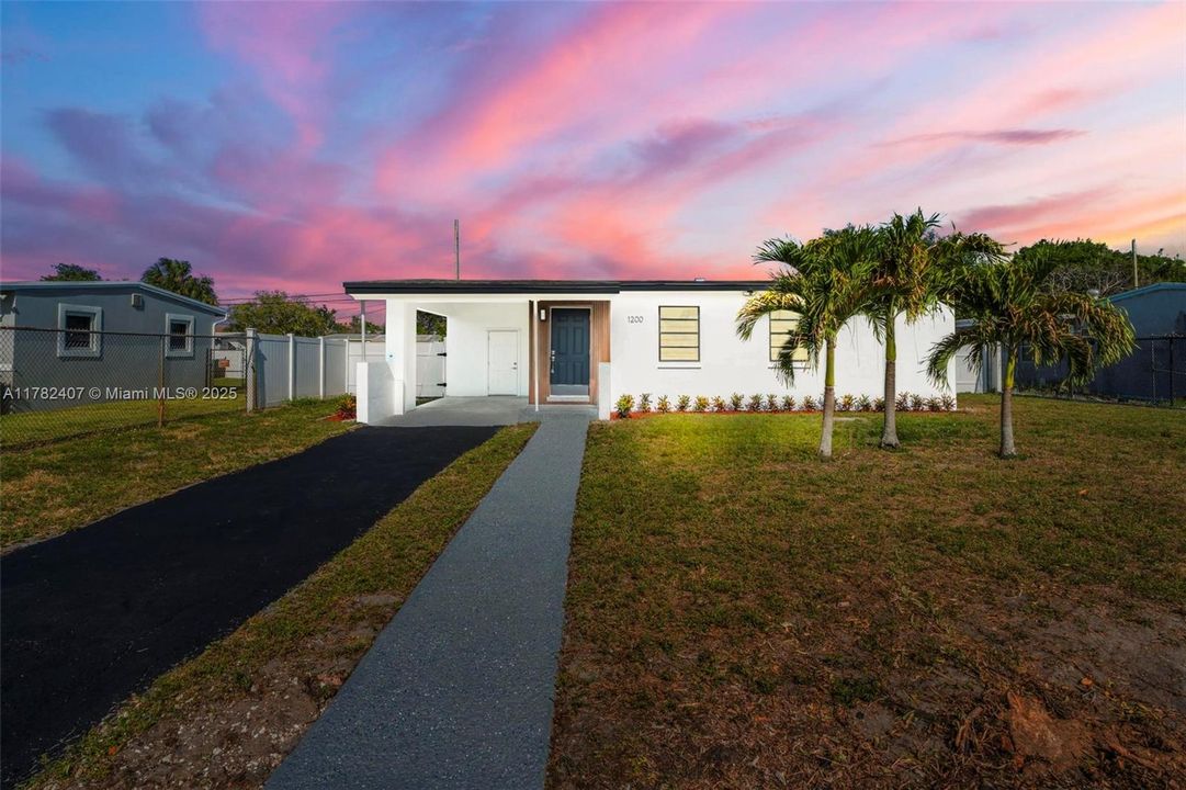 Недавно продано: $369,900 (2 спален, 1 ванн, 768 Квадратных фут)