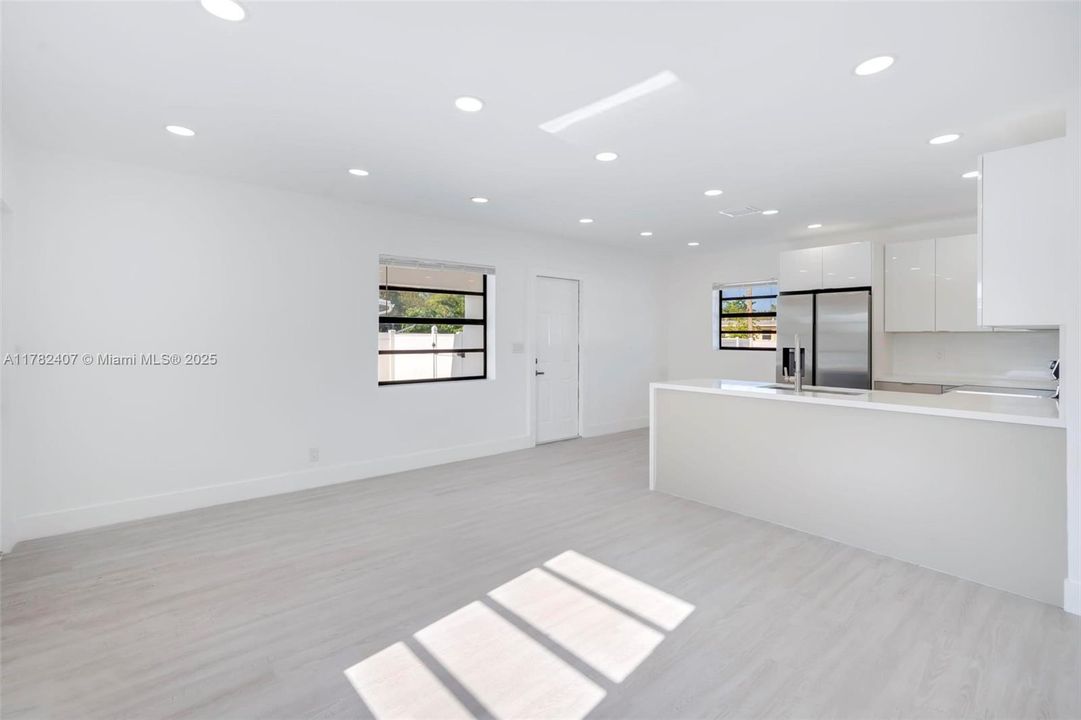 Недавно продано: $369,900 (2 спален, 1 ванн, 768 Квадратных фут)