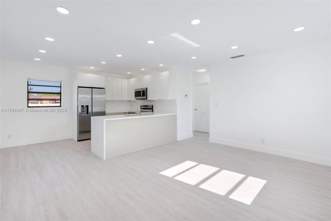 Недавно продано: $369,900 (2 спален, 1 ванн, 768 Квадратных фут)