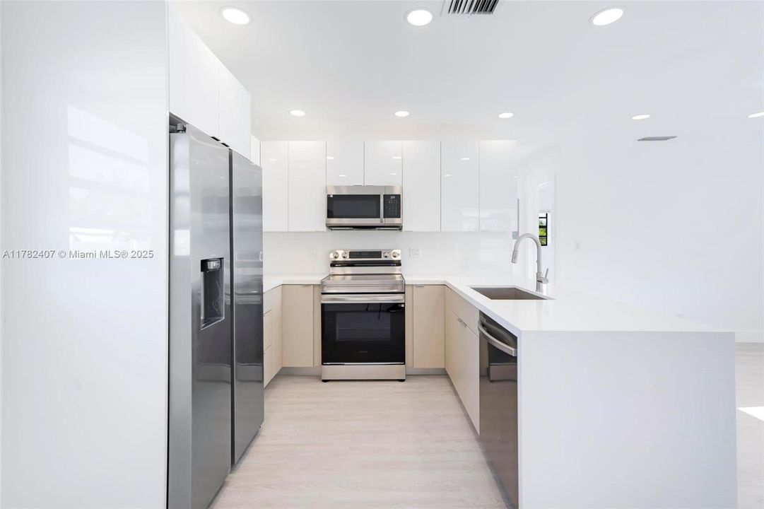 Недавно продано: $369,900 (2 спален, 1 ванн, 768 Квадратных фут)