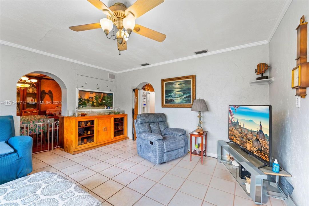 Недавно продано: $450,000 (3 спален, 2 ванн, 2338 Квадратных фут)