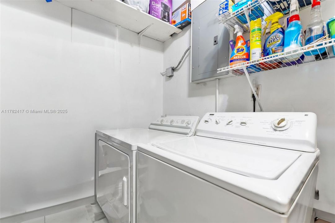 Недавно продано: $450,000 (3 спален, 2 ванн, 2338 Квадратных фут)