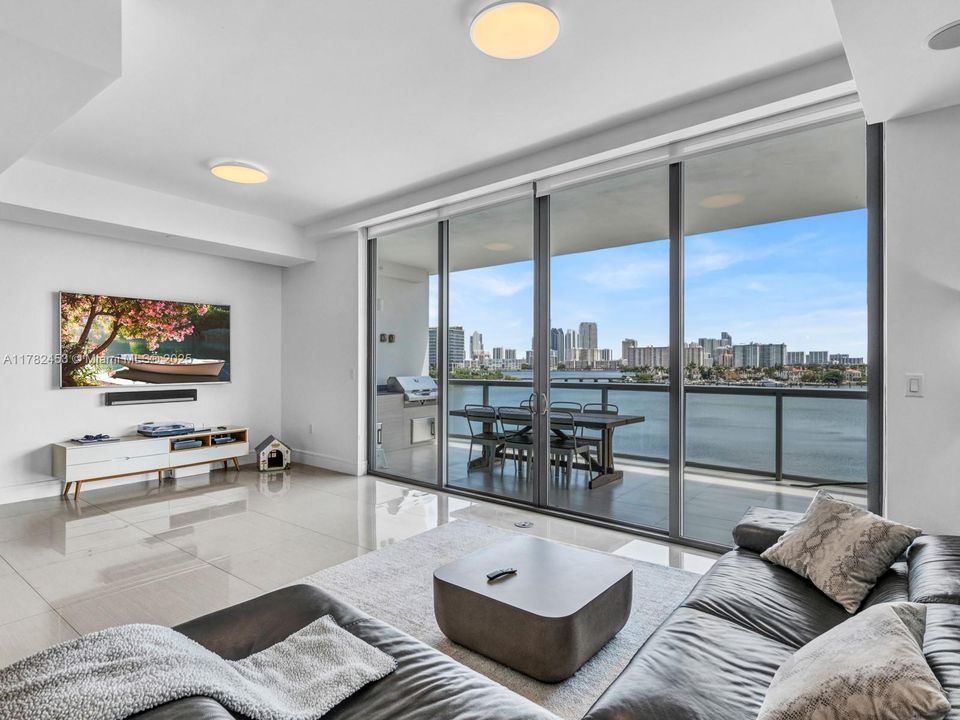 For Sale: $2,050,000 (3 beds, 4 baths, 2599 Square Feet)