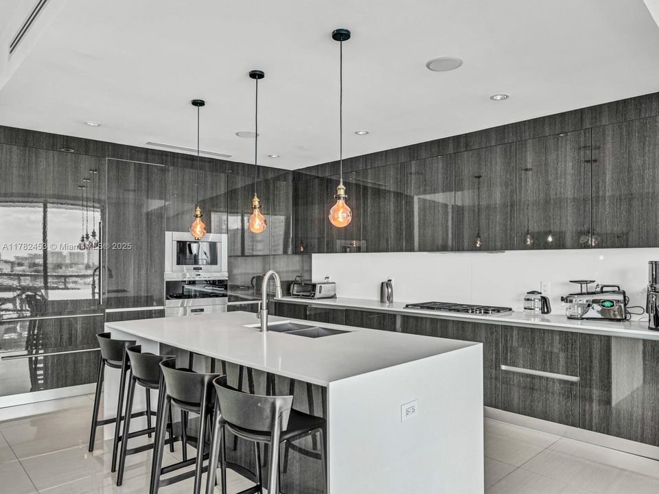 For Sale: $2,050,000 (3 beds, 4 baths, 2599 Square Feet)