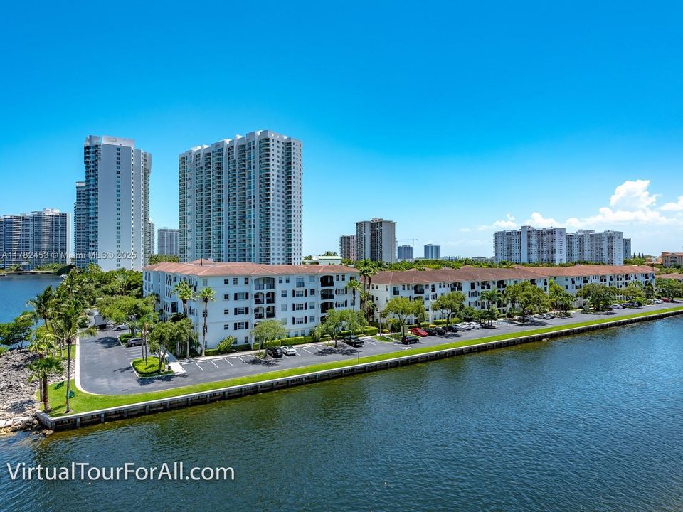 For Sale: $2,050,000 (3 beds, 4 baths, 2599 Square Feet)