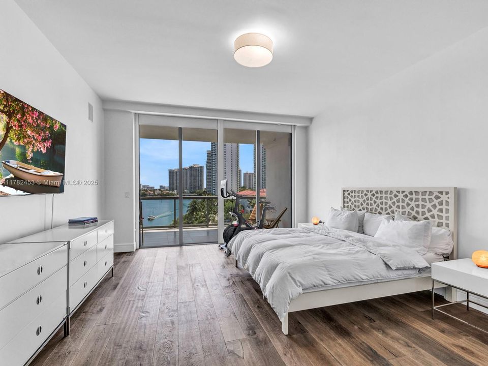 For Sale: $2,050,000 (3 beds, 4 baths, 2599 Square Feet)