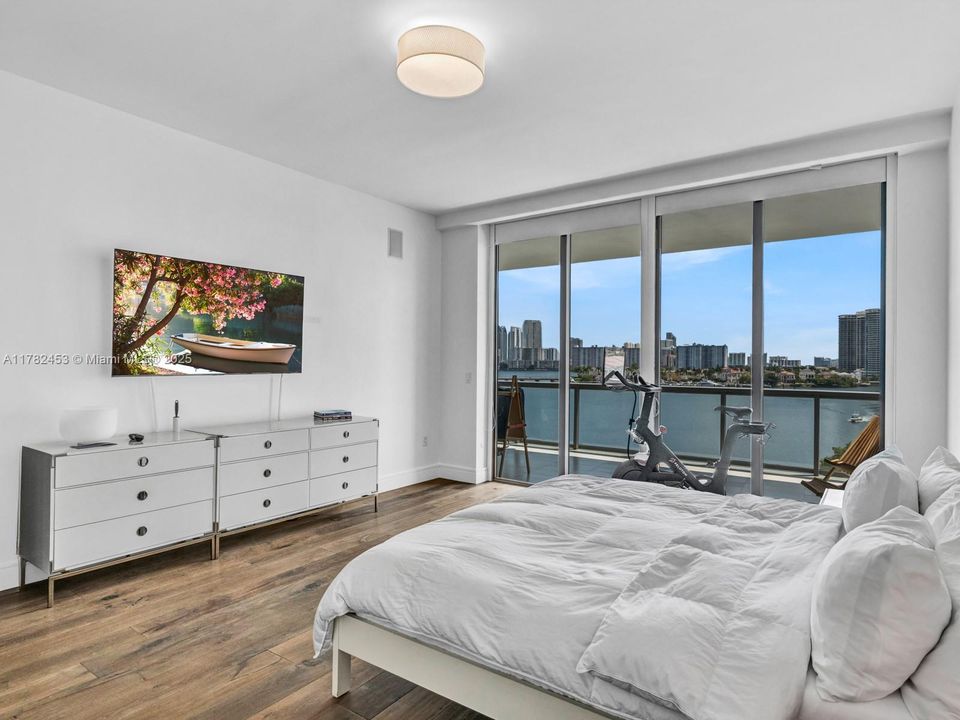 For Sale: $2,050,000 (3 beds, 4 baths, 2599 Square Feet)