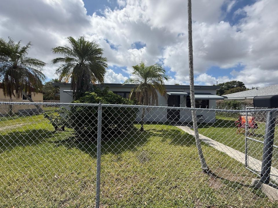 Недавно продано: $500,000 (4 спален, 2 ванн, 1283 Квадратных фут)