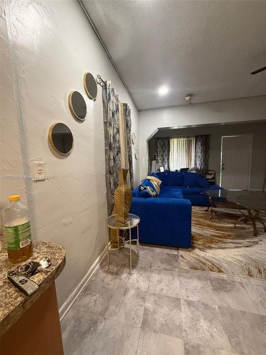 Недавно продано: $500,000 (4 спален, 2 ванн, 1283 Квадратных фут)