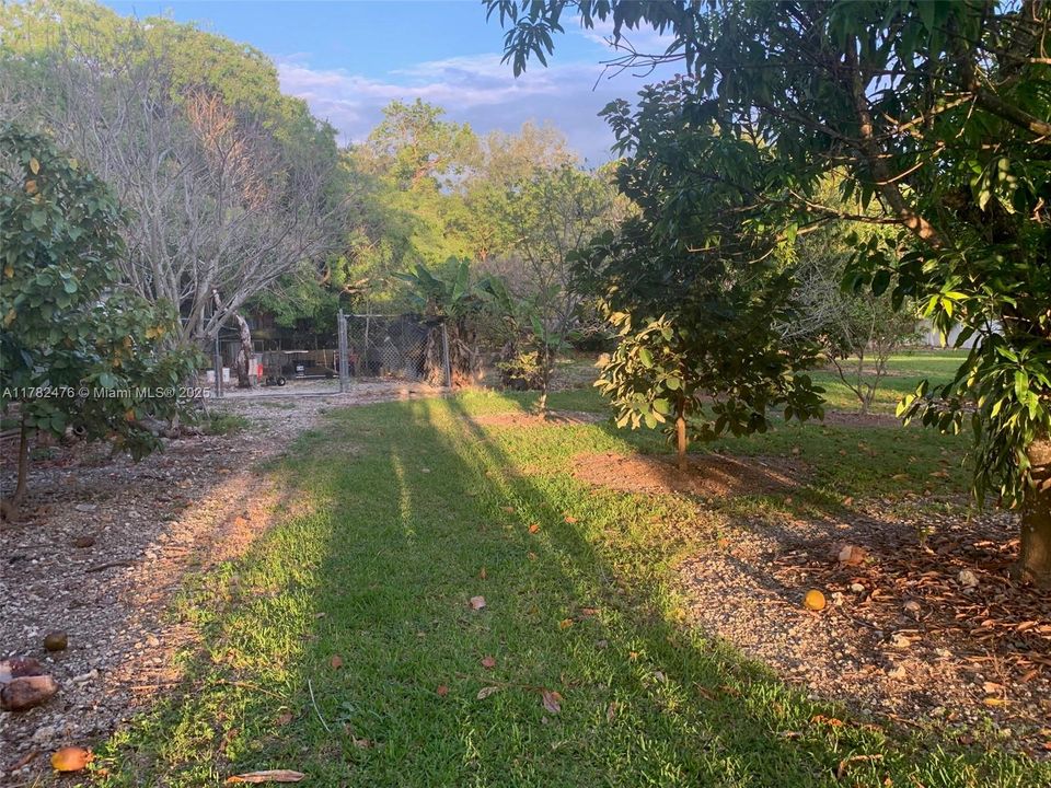 Под контрактом: $1,049,000 (3 спален, 2 ванн, 2459 Квадратных фут)