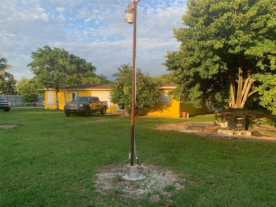 Под контрактом: $1,049,000 (3 спален, 2 ванн, 2459 Квадратных фут)