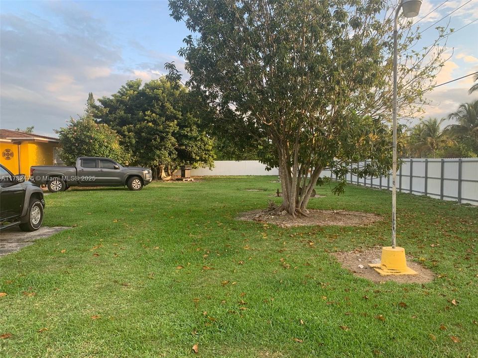 Под контрактом: $1,049,000 (3 спален, 2 ванн, 2459 Квадратных фут)