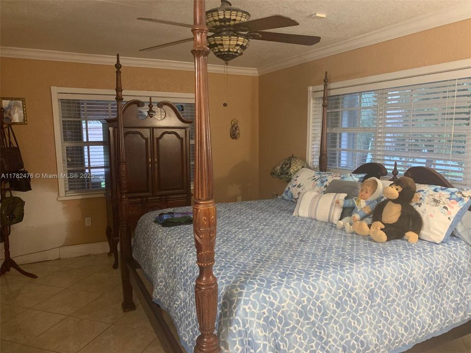 Под контрактом: $1,049,000 (3 спален, 2 ванн, 2459 Квадратных фут)