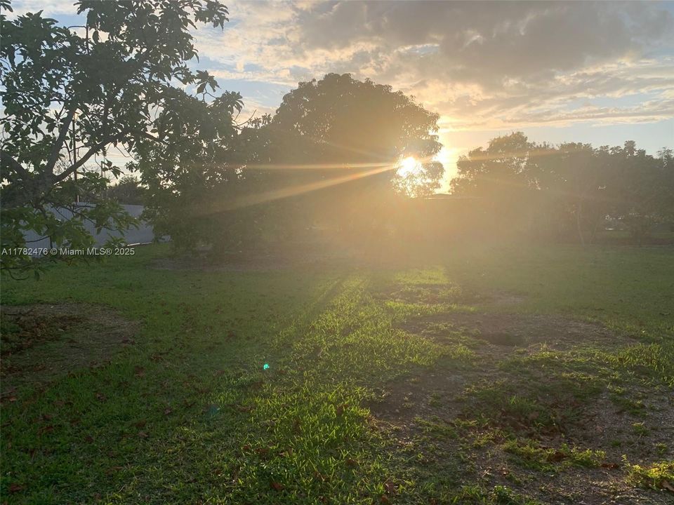 Под контрактом: $1,049,000 (3 спален, 2 ванн, 2459 Квадратных фут)